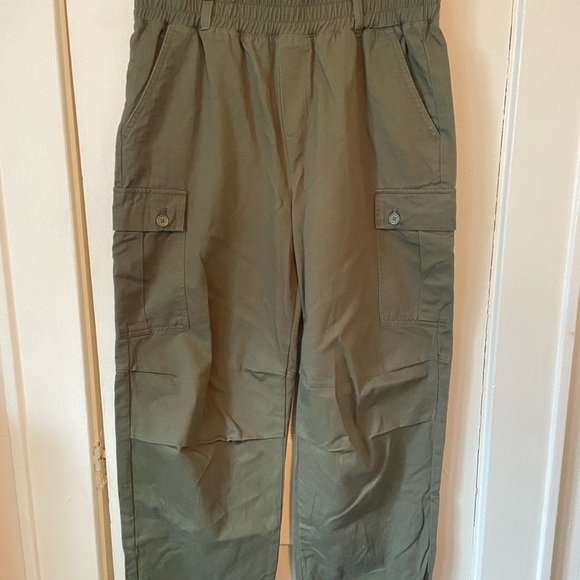 Forever 21 Pants - Forever 21 NWOT Green Cargo Pants with Elastic Waistband Women’s L